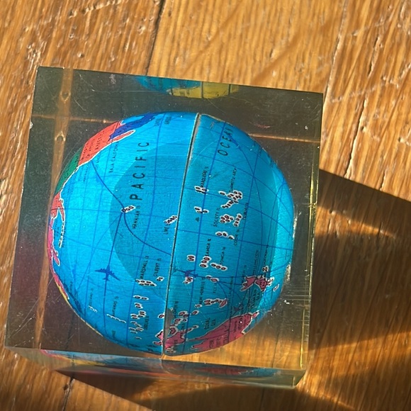 Small world globe in clear Resin - Picture 5 of 8